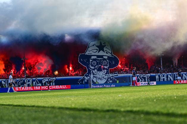 14.08.2026, Fußball, Herren, 2.BL (Bundesliga), Saison 2026 2027, Holstein Kiel - FC St. Pauli, 2. Spieltag, KSV, Holstein-Stadion, 1. Heimspiel Holstein Fans Choreo zu Beginn der zweiten Halbzeit Kiel, Holstein-Stadion Holstein-Stadion Schleswig-Holstein Deutschland *** August 14, 2026, Soccer, Men s, 2nd Division Bundesliga, 2026–2027 Season, Holstein Kiel vs. FC St. Pauli, Matchday 2, KSV, Holstein Stadium, 1st home game; Holstein fans’ choreographed display at the start of the second half, Kiel, Holstein Stadium, Schleswig-Holstein, Germany