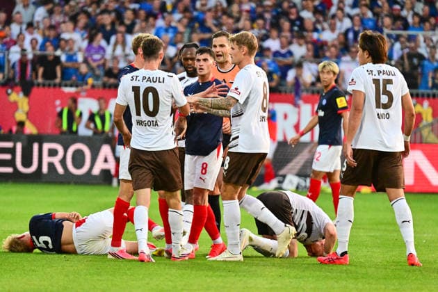 14.08.2026, Fußball, Herren, 2.BL (Bundesliga), Saison 2026 2027, Holstein Kiel - FC St. Pauli, 2. Spieltag, KSV, Holstein-Stadion, 1. Heimspiel Diskussionen auf dem Platz Kiel, Holstein-Stadion Holstein-Stadion Schleswig-Holstein Deutschland *** August 14, 2026, Soccer, Men s, 2nd Division Bundesliga, 2026–2027 Season, Holstein Kiel vs. FC St. Pauli, Matchday 2, KSV, Holstein Stadium, 1 home game, on-field disputes, Kiel, Holstein Stadium, Holstein Stadium, Schleswig-Holstein, Germany
