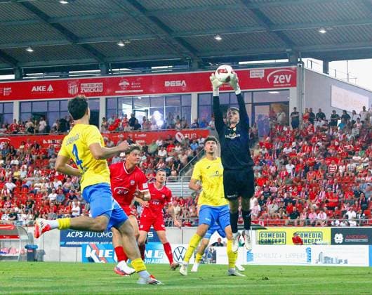 Torhüter Jasper Kühn (Luckenwalde) holt sich den Ball aus der Luft. Fußball Regionalliga Nordost 2026 27 FSV Zwickau - FSV Luckenwalde 2:1 am 14.8.2026 FSV Zwickau - FSV Luckenwalde *** Goalkeeper Jasper Kühn of Luckenwalde catches the ball in midair. Northeast Regional Soccer League 2026–27: FSV Zwickau 2, FSV Luckenwalde 1 on August 14, 2026. FSV Zwickau vs. FSV Luckenwalde
