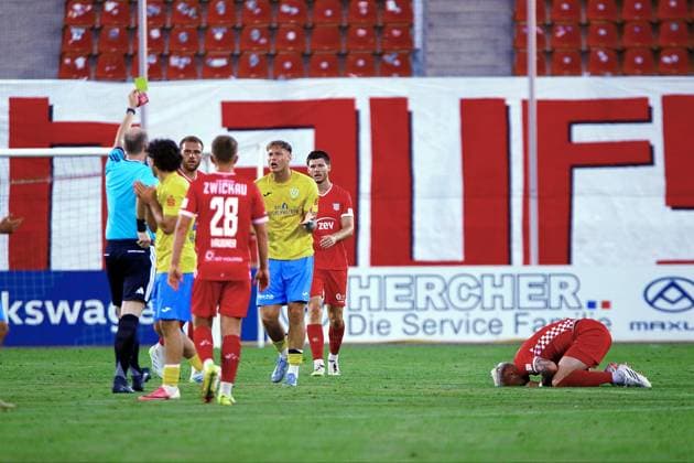 Nach einem Foul an Ben-Luca Moritz (Zwickau, rechts am Boden) zeigte Schiedsrichter Johannes Drößler dem Luckenwalder Felix Pilger (3.v.r.) die Gelb-Rote Karte (Platzverweis). Fußball Regionalliga Nordost 2026 27 FSV Zwickau - FSV Luckenwalde 2:1 am 14.8.2026 FSV Zwickau - FSV Luckenwalde *** After a foul on Ben Luca Moritz Zwickau, on the right side of the field, referee Johannes Drößler showed Felix Pilger of Luckenwalde (third from the right) a yellow-red card, resulting in his ejection from the game. Northeast Regional League 2026–27: FSV Zwickau vs. FSV Luckenwalde, 2–1, on August 14, 2026. FSV Zwickau vs. FSV Luckenwalde