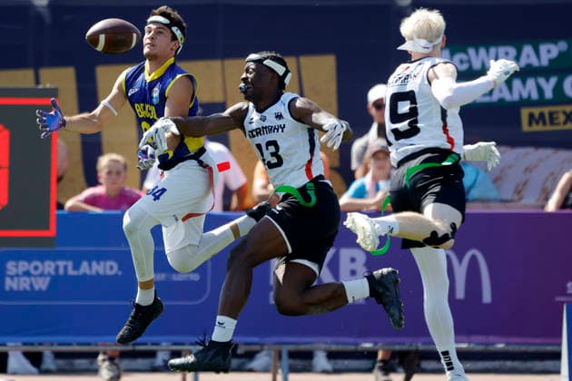 Düsseldorf , Deutschland, IFAF World Flag 2026 Weltmeisterschaft Flag Football Herren und Damen Olympia Qualifikation LA 28 14. 08. 2026 Flag Football Komplex in Düsseldorf-Garath Deutschland : Brasilien 28 -12 Yan Ferreira Mundim BRICIO (BRA) li.- und Junior Osarhunmen NKEMBI-ASEL (GER) 2.v.re.- *** Düsseldorf, Germany, IFAF World Flag 2026 World Championship in Men’s and Women’s Flag Football—Olympic Qualifier—LA, August 14, 2026—Flag Football Complex in Düsseldorf-Garath, Germany—Brazil, December 28—Yan Ferreira Mundim BRICIO (BRA) and Junior Osarhunmen NKEMBI ASEL (G)ER 2 v re