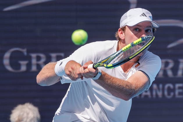 August 14, 2026, Mason, Ohio, U.S: Alex Michelsen (USA) hits a two-handed backhand during FridayÃ¢â‚¬â ¢s first round of the Cincinnati Open at the Lindner Family Tennis Center , Mason, Oh. Mason U.S - ZUMAs304 20260814_zaf_s304_007 Copyright: xScottxStuartx