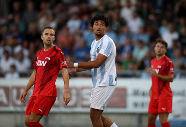 Fussball, Herren, Regionalliga Bayern, Saison 2026 2027, FC Memmingen - TSV 1860 München , e-con Arena Park im Memminger Stadion Arian Ortivero Calderon (TSV 1860 München) dreht sich um , Blick nach hinten *** Soccer, Men s, Bavarian Regional League, 2026–2027 Season, FC Memmingen vs. TSV 1860 Munich, at Arena Park in Memmingen s Arian Ortivero Calderon Stadium; TSV 1860 Munich turns around, looking back