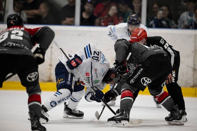 PENNY DEL 1; 1. Testspiel Kölner Haie - Iserlohn Roosters; Köln, 14.08.2026 Justin Scott (Iserlohn Roosters, Sturm, 20); Vincent Brüggemann (Linesmen, 87); PENNY DEL 1; 1. Testspiel Kölner Haie - Iserlohn Roosters am 14.08.2026 in der KA2 in Köln (Deutschland). *** PENNY DEL 1 1 Exhibition Game: Kölner Haie vs. Iserlohn Roosters, Cologne, August 14, 2026; Justin Scott (Iserlohn Roosters, forward, 20); Vincent Brüggemann (linesman), 87 PENNY DEL 1 1 Exhibition Game: Kölner Haie vs. Iserlohn Roosters on August 14, 2026, at KA2 in Cologne, Germany Copyright: xBEAUTIFULxSPORTS AndreasxDickx