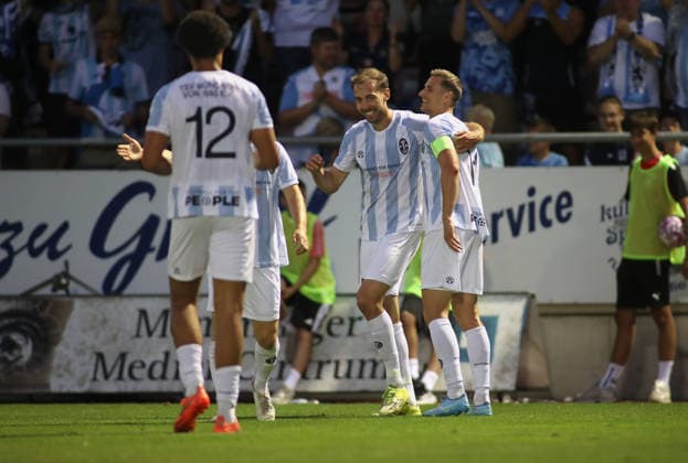 Fussball, Herren, Regionalliga Bayern, Saison 2026 2027, FC Memmingen - TSV 1860 München , e-con Arena Park im Memminger Stadion 0:3 durch Michael Eberwein (TSV 1860 München), Tor, Jubel mit Dennis Dressel (TSV 1860 München) (re.) *** Soccer, Men s, Bavarian Regional League, 2026–2027 Season, FC Memmingen vs. TSV 1860 Munich, at Arena Park in Memmingen Stadium, 0–3, goal by Michael Eberwein of TSV 1860 Munich, celebration with Dennis Dressel of TSV 1860 Munich