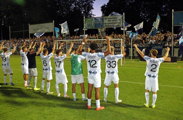 Fussball, Herren, Regionalliga Bayern, Saison 2026 2027, FC Memmingen - TSV 1860 München , e-con Arena Park im Memminger Stadion Die Mannschaft des TSV 1860 München zusammen nach dem Spiel beim Feiern vor der Fankurve, Fans *** Soccer, Men s, Bavarian Regional League, 2026–2027 Season, FC Memmingen vs. TSV 1860 Munich, at Arena Park in Memmingen Stadium. The TSV 1860 Munich team celebrating together in front of the fan section after the game; fans