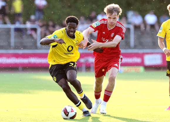 Freitag 14.08.2026, Saison 2026 27, 3. Spieltag der Regionalliga West in der Belkaw Arena Bergisch Gladbach, SV Bergisch Gladbach 09 - BVB 09 Borussia Dortmund II, Nanitonda Quiala (BVB II) im Zweikampf *** Friday, August 14, 2026, 2026–27 season, Matchday 3 of the Regionalliga West at the Belkaw Arena in Bergisch Gladbach: SV Bergisch Gladbach 09 vs. BVB 09 Borussia Dortmund II; Nanitonda Quiala of BVB II in a tackle
