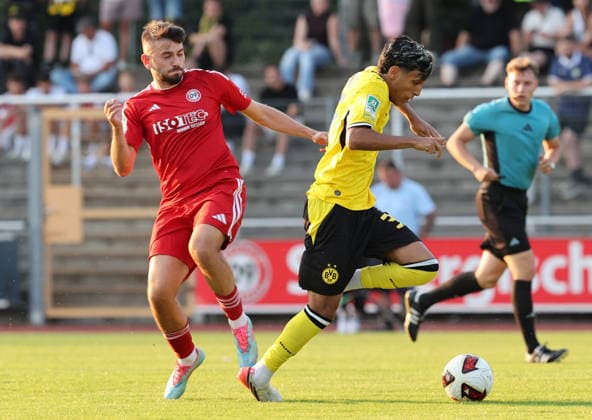 Freitag 14.08.2026, Saison 2026 27, 3. Spieltag der Regionalliga West in der Belkaw Arena Bergisch Gladbach, SV Bergisch Gladbach 09 - BVB 09 Borussia Dortmund II, Fadi Zarqelain (BVB II) im Zweikampf *** Friday, August 14, 2026, 2026–27 season, Matchday 3 of the Regionalliga West at the Belkaw Arena in Bergisch Gladbach: SV Bergisch Gladbach 09 vs. BVB 09 Borussia Dortmund II; Fadi Zarqelain of BVB II in a tackle
