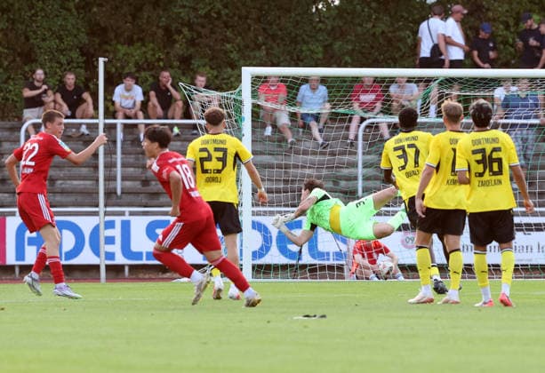 Freitag 14.08.2026, Saison 2026 27, 3. Spieltag der Regionalliga West in der Belkaw Arena Bergisch Gladbach, SV Bergisch Gladbach 09 - BVB 09 Borussia Dortmund II, Fabian Fricke (SV09) erzielt das 1:0 gegen Silas Osztrinski (Torwart, BVB II) *** Friday, August 14, 2026, 2026–27 season, Matchday 3 of the Regionalliga West at the Belkaw Arena in Bergisch Gladbach: SV Bergisch Gladbach 09 vs. BVB 09 Borussia Dortmund II. Fabian Fricke of SV 09 scores the 1–0 goal against goalkeeper Silas Osztrinski of BVB II.