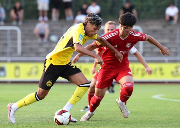 Freitag 14.08.2026, Saison 2026 27, 3. Spieltag der Regionalliga West in der Belkaw Arena Bergisch Gladbach, SV Bergisch Gladbach 09 - BVB 09 Borussia Dortmund II, Fadi Zarqelain (BVB II) im Zweikampf *** Friday, August 14, 2026, 2026–27 season, Matchday 3 of the Regionalliga West at the Belkaw Arena in Bergisch Gladbach: SV Bergisch Gladbach 09 vs. BVB 09 Borussia Dortmund II; Fadi Zarqelain of BVB II in a tackle