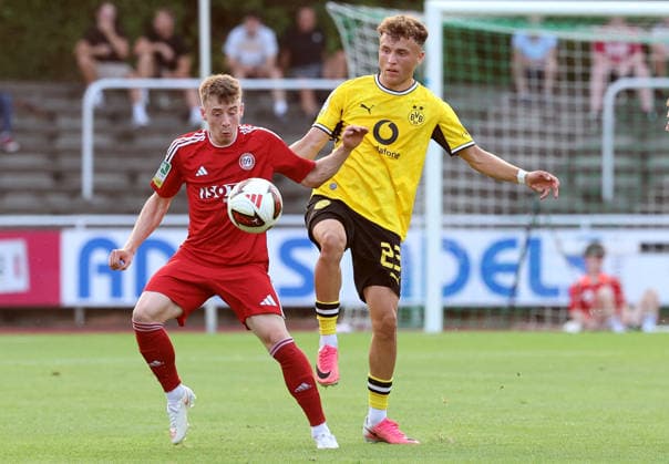 Freitag 14.08.2026, Saison 2026 27, 3. Spieltag der Regionalliga West in der Belkaw Arena Bergisch Gladbach, SV Bergisch Gladbach 09 - BVB 09 Borussia Dortmund II, Malik Hodroj (BVB II) im Zweikampf *** Friday, August 14, 2026, 2026–27 season, Matchday 3 of the Regionalliga West at the Belkaw Arena in Bergisch Gladbach: SV Bergisch Gladbach 09 vs. BVB 09 Borussia Dortmund II; Malik Hodroj of BVB II in a tackle