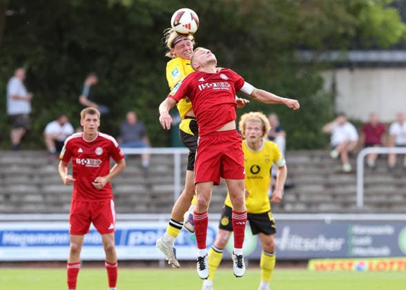Freitag 14.08.2026, Saison 2026 27, 3. Spieltag der Regionalliga West in der Belkaw Arena Bergisch Gladbach, SV Bergisch Gladbach 09 - BVB 09 Borussia Dortmund II, Luke Fahrenhorst (BVB II) im Kopfballduell *** Friday, August 14, 2026, 2026–27 season, Matchday 3 of the Regionalliga West at the Belkaw Arena in Bergisch Gladbach: SV Bergisch Gladbach 09 vs. BVB 09 Borussia Dortmund II; Luke Fahrenhorst of BVB II in a header duel