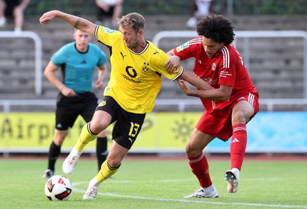 Freitag 14.08.2026, Saison 2026 27, 3. Spieltag der Regionalliga West in der Belkaw Arena Bergisch Gladbach, SV Bergisch Gladbach 09 - BVB 09 Borussia Dortmund II, Connor Krempicki (BVB II) gegen Eliot Albert (SV09), v.l. *** Friday, August 14, 2026, 2026–27 season, Matchday 3 of the Regionalliga West at the Belkaw Arena in Bergisch Gladbach, SV Bergisch Gladbach 09 vs. BVB 09 Borussia Dortmund II, Connor Krempicki (BVB II) vs. Eliot Albert (SV09), from left