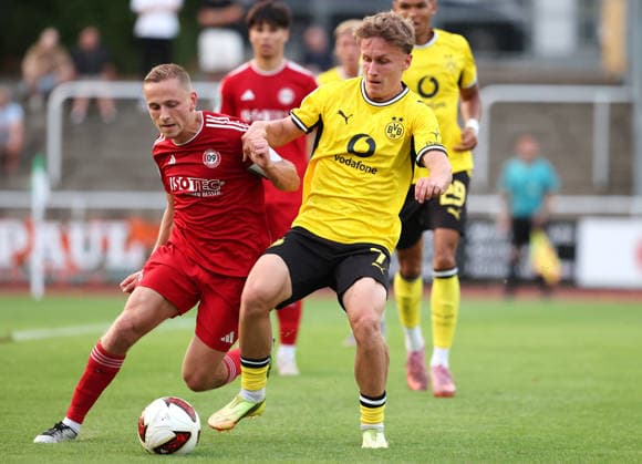 Freitag 14.08.2026, Saison 2026 27, 3. Spieltag der Regionalliga West in der Belkaw Arena Bergisch Gladbach, SV Bergisch Gladbach 09 - BVB 09 Borussia Dortmund II, Tim Degener (BVB II) im Zweikampf *** Friday, August 14, 2026, 2026–27 season, Matchday 3 of the Regionalliga West at the Belkaw Arena in Bergisch Gladbach: SV Bergisch Gladbach 09 vs. BVB 09 Borussia Dortmund II; Tim Degener of BVB II in a tackle