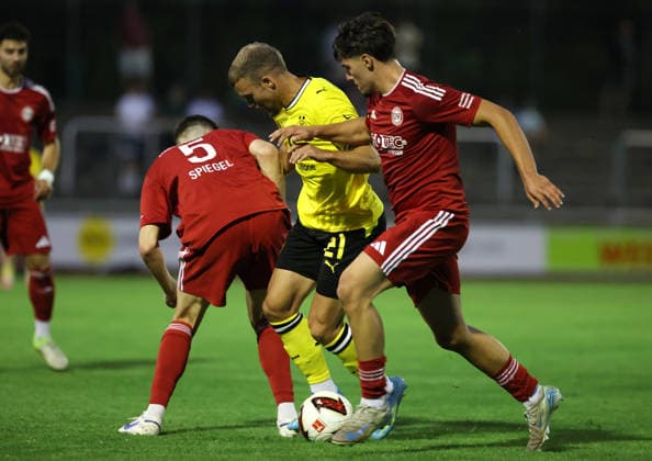 Freitag 14.08.2026, Saison 2026 27, 3. Spieltag der Regionalliga West in der Belkaw Arena Bergisch Gladbach, SV Bergisch Gladbach 09 - BVB 09 Borussia Dortmund II, Mario Pejazic (BVB II) im Zweikampf *** Friday, August 14, 2026, 2026–27 season, Matchday 3 of the Regionalliga West at the Belkaw Arena in Bergisch Gladbach: SV Bergisch Gladbach 09 vs. BVB 09 Borussia Dortmund II; Mario Pejazic of BVB II in a tackle