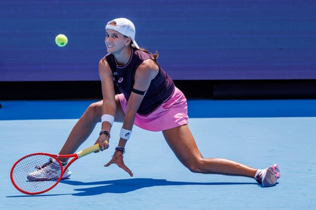 August 14, 2026, Mason, Ohio, U.S: Emiliana Arango (COL) hits a forehand shot during FridayÃ¢â‚¬â ¢s first round of the Cincinnati Open at the Lindner Family Tennis Center , Mason, Oh. Mason U.S - ZUMAs304 20260814_zaf_s304_016 Copyright: xScottxStuartx