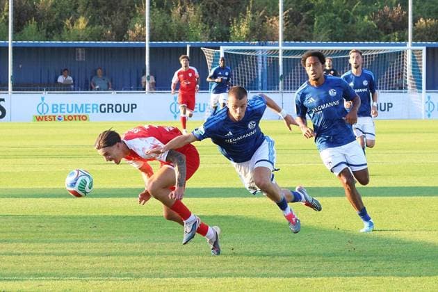 Regionalliga West: FC Schalke 04 U23 - Sportfreunde Siegen ** NUR FÜR REDAKTIONELLE ZWECKE ** EDITORIAL USE ONLY **<p>Fussball Regionalliga West 3.Spieltag Freitag 14.08.2026 Ort: Parkstadion Gelsenkirchen FC Schalke 04 II - Sportfreunde Siegen im Bild Zweikampf von links Dustin Willms (Sportfreunde Siegen) Magnus Roesner (S04 II) und rechts Anton Donkor (S04) Deutschland Gelsenkirchen Copyright: StefanxRittershaus *** Regionalliga West FC Schalke 04 U23 Sportfreunde Siegen ** FOR EDITORIAL PURPOSES ONLY ** EDITORIAL USE ONLY ** p Soccer Regionalliga West Matchday 3 Friday, August 14, 2026 Location: Parkstadion, Gelsenkirchen FC Schalke 04 II vs. Sportfreunde Siegen Pictured: A tackle from left to right: Dustin Willms (Sportfreunde Siegen), Magnus Roesner (S04 II), and Anton Donkor (S04) Germany, Gelsenkirchen. Copyright StefanxRittershaus Copyright: StefanxRittershaus doc875te5soz3kwglnrfvy ,EDITORIAL USE ONLY