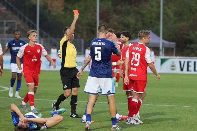 Regionalliga West: FC Schalke 04 U23 - Sportfreunde Siegen ** NUR FÜR REDAKTIONELLE ZWECKE ** EDITORIAL USE ONLY **<p>Fussball Regionalliga West 3.Spieltag Freitag 14.08.2026 Ort: Parkstadion Gelsenkirchen FC Schalke 04 II - Sportfreunde Siegen im Bild Schiedsrichter Jan-Philipp Schoeneseiffen zeigt Elias Huth die Rote Karte Deutschland Gelsenkirchen Copyright: StefanxRittershaus *** Regionalliga West FC Schalke 04 U23 Sportfreunde Siegen ** FOR EDITORIAL PURPOSES ONLY ** EDITORIAL USE ONLY ** p Soccer Regionalliga West Matchday 3 Friday, August 14, 2026 Location: Parkstadion, Gelsenkirchen FC Schalke 04 II vs. Sportfreunde Siegen In the photo: Referee Jan Philipp Schoeneseiffen shows Elias Huth a red card Germany, Gelsenkirchen Copyright StefanxRittershaus Copyright: StefanxRittershaus doc875te7okoz81djv9ifvg ,EDITORIAL USE ONLY