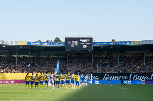 Deutschland: Fussball 2. Bundesliga, 2. Spieltag 2026 2027, Eintracht Braunschweig - VfL Bochum am 14.08.2026 in Braunschweig (Eintracht-Stadion): Schweigeminute Trauerminute für Wolfgang Brase *** German Soccer 2. Bundesliga, Matchday 2, 2026–2027, Eintracht Braunschweig vs. VfL Bochum on August 14, 2026, at Eintracht Braunschweig Stadium; a minute of silence in memory of Wolfgang Brase Copyright: xSvenxHeidmannx