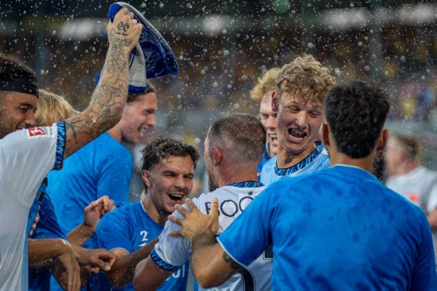 Deutschland: Fussball 2. Bundesliga, 2. Spieltag 2026 2027, Eintracht Braunschweig - VfL Bochum am 14.08.2026 in Braunschweig (Eintracht-Stadion): Die Mannschaft des VfL Bochum feiert den 1:0 Auswärtssieg vor der Kurve. Maximilian Wittek (VfL Bochum, 32) Tom Meyer (VfL Bochum, 34) *** German Soccer 2. Bundesliga, Matchday 2, 2026–2027, Eintracht Braunschweig vs. VfL Bochum on August 14, 2026, at Eintracht Stadium in Braunschweig. The VfL Bochum team celebrates their 1-0 away win in front of the stands. Maximilian Wittek, VfL Bochum, 32 Tom Meyer (VfL Bochum), 34 Copyright: xSvenxHeidmannx