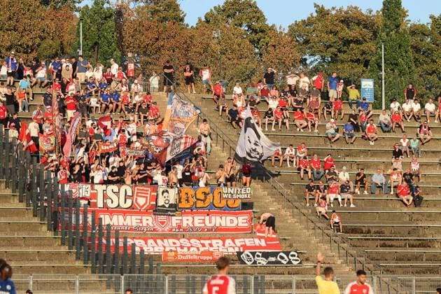 Regionalliga West: FC Schalke 04 U23 - Sportfreunde Siegen ** NUR FÜR REDAKTIONELLE ZWECKE ** EDITORIAL USE ONLY **<p>Fussball Regionalliga West 3.Spieltag Freitag 14.08.2026 Ort: Parkstadion Gelsenkirchen FC Schalke 04 II - Sportfreunde Siegen im Bild Sportfreunde Siegen Fans im Parkstadion Deutschland Gelsenkirchen Copyright: StefanxRittershaus *** Regionalliga West: FC Schalke 04 U23 vs. Sportfreunde Siegen ** FOR EDITORIAL USE ONLY ** EDITORIAL USE ONLY ** p Soccer Regionalliga West Matchday 3 Friday, August 14, 2026 Location: Parkstadion, Gelsenkirchen FC Schalke 04 II vs. Sportfreunde Siegen Pictured: Sportfreunde Siegen fans at the Parkstadion, Gelsenkirchen, Germany Copyright StefanxRittershaus Copyright: StefanxRittershaus doc875twojgggi1077dzl85 ,EDITORIAL USE ONLY