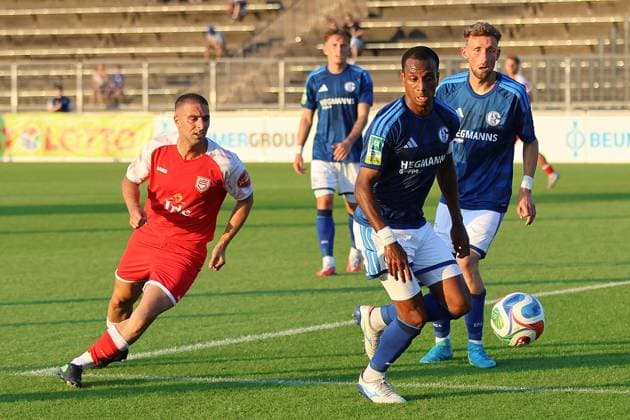 Regionalliga West: FC Schalke 04 U23 - Sportfreunde Siegen ** NUR FÜR REDAKTIONELLE ZWECKE ** EDITORIAL USE ONLY **<p>Fussball Regionalliga West 3.Spieltag Freitag 14.08.2026 Ort: Parkstadion Gelsenkirchen FC Schalke 04 II - Sportfreunde Siegen im Bild von links Serhat Semih Gueler (Sportfreunde Siegen) und am Ball Yassin Ben Balla (S04 II) Deutschland Gelsenkirchen Copyright: StefanxRittershaus *** Regionalliga West FC Schalke 04 U23 Sportfreunde Siegen ** FOR EDITORIAL PURPOSES ONLY ** EDITORIAL USE ONLY ** p Soccer Regionalliga West Matchday 3 Friday, August 14, 2026 Location: Parkstadion, Gelsenkirchen FC Schalke 04 II vs. Sportfreunde Siegen Pictured from left: Serhat, Semih, Güler (Sportfreunde Siegen) and, with the ball, Yassin Ben Balla (S04 II) Germany, Gelsenkirchen Copyright StefanxRittershaus Copyright: StefanxRittershaus doc875twp1ax1l10jjyaorb ,EDITORIAL USE ONLY