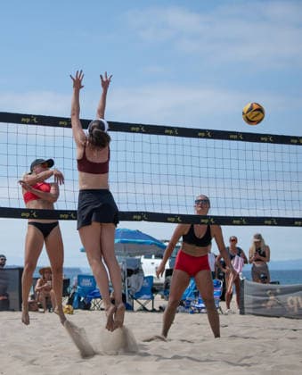 August 14, 2026, Manhattan Beach, California, USA: ASHLEY PATER (left) spikes a balll past ELLA CONNOR during the first round of the Manhattan Beach Open. Manhattan Beach USA - ZUMAl183 20260814_znp_l183_002 Copyright: xJasenxLaksx