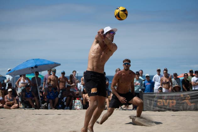August 14, 2026, Manhattan Beach, California, USA: MILES EVANS (left) receives the ball during the second round of the Manhattan Beach Open. Manhattan Beach USA - ZUMAl183 20260814_znp_l183_004 Copyright: xJasenxLaksx