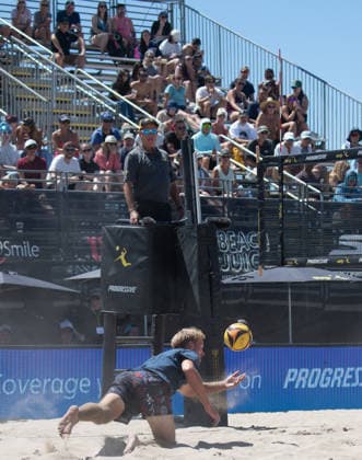 August 14, 2026, Manhattan Beach, California, USA: JACOB LABOUILERE digs a ball during his second round match at the Manhattan Beach Open. Manhattan Beach USA - ZUMAl183 20260814_znp_l183_008 Copyright: xJasenxLaksx