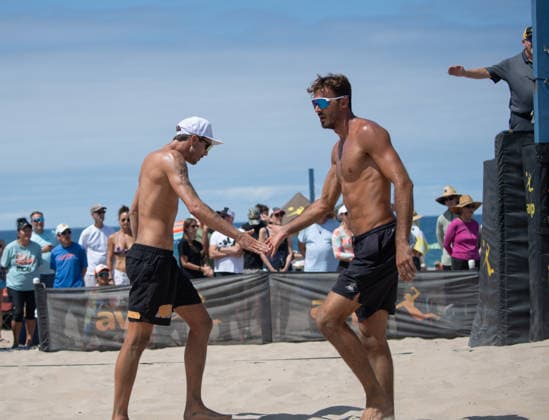 August 14, 2026, Manhattan Beach, California, USA: MILES EVANS (left) celebrates with his partner, ALEX RANGHIERI during the second round of the Manhattan Beach Open. Manhattan Beach USA - ZUMAl183 20260814_znp_l183_012 Copyright: xJasenxLaksx