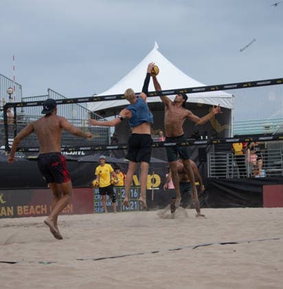 August 14, 2026, Manhattan Beach, California, USA: CHASE BUDINGER (center) and JONAH SEIF vie for the ball during the opening match in the first round of the Manhattan Beach Open. Manhattan Beach USA - ZUMAl183 20260814_znp_l183_013 Copyright: xJasenxLaksx