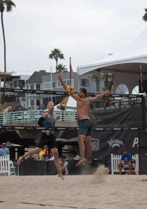 August 14, 2026, Manhattan Beach, California, USA: CHASE BUDINGER (left) spikes the ball past JONAH SEIF during the opening match of the first round of the Manhattan Beach Open. Manhattan Beach USA - ZUMAl183 20260814_znp_l183_014 Copyright: xJasenxLaksx