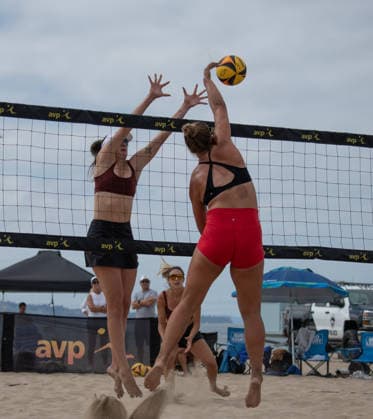 August 14, 2026, Manhattan Beach, California, USA: KENNEDY COAKLEY (foreground) attempts a spike during the first round of the Manhattan Beach Open. Manhattan Beach USA - ZUMAl183 20260814_znp_l183_015 Copyright: xJasenxLaksx