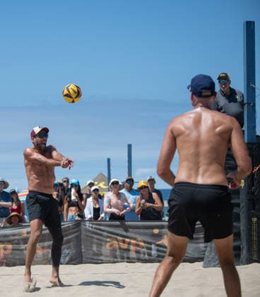 August 14, 2026, Manhattan Beach, California, USA: NICK LUCENA (left) passes the ball to his partner, PHIL DALHAUSSER during the second round of the Manhattan Beach Open. Manhattan Beach USA - ZUMAl183 20260814_znp_l183_019 Copyright: xJasenxLaksx