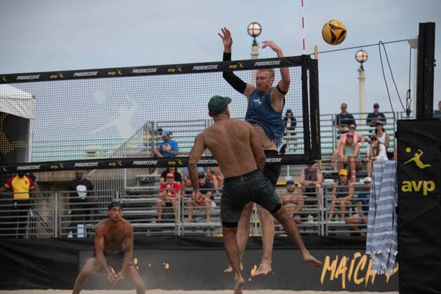 August 14, 2026, Manhattan Beach, California, USA: CHASE BUDINGER (right) attemps a block against RIC CERVANTES during the opening match in the first round of the Manhattan Beach Open. Manhattan Beach USA - ZUMAl183 20260814_znp_l183_020 Copyright: xJasenxLaksx