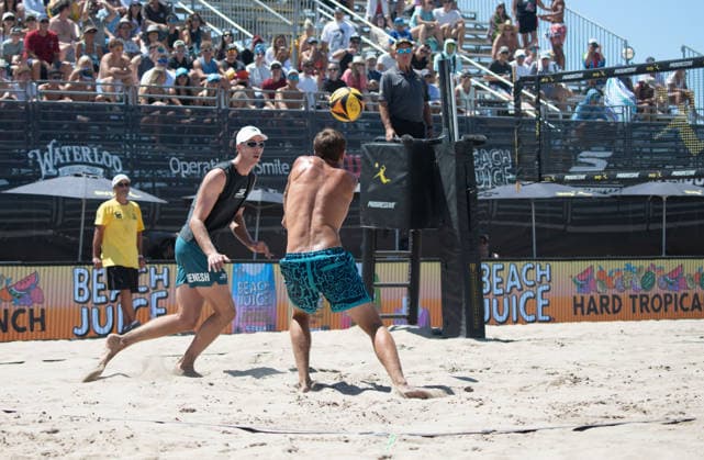 August 14, 2026, Manhattan Beach, California, USA: TAYLOR CRABB (right) passes the ball during the second round of the Manhattan Beach Open. Manhattan Beach USA - ZUMAl183 20260814_znp_l183_021 Copyright: xJasenxLaksx