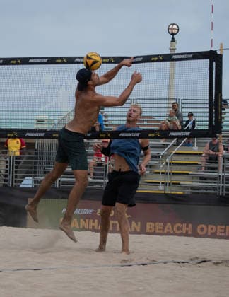August 14, 2026, Manhattan Beach, California, USA: CHASE BUDINGER (right) puts a shot past JONAH SEIF during the opening match in the first round of the Manhattan Beach Open. Manhattan Beach USA - ZUMAl183 20260814_znp_l183_022 Copyright: xJasenxLaksx