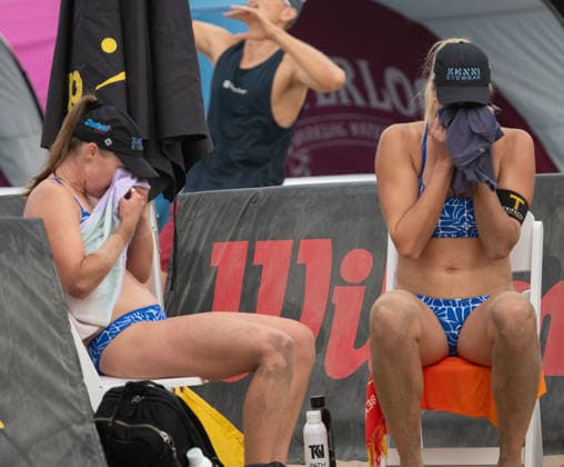 August 14, 2026, Manhattan Beach, California, USA: KRISTEN CRUZ (left) and partner TARYN BRASHER take a break during their opening match in the first round of the Manhattan Beach Open. Manhattan Beach USA - ZUMAl183 20260814_znp_l183_026 Copyright: xJasenxLaksx