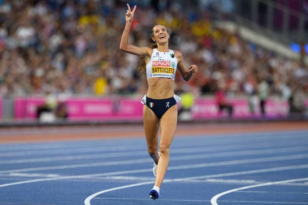 BIRMINGHAM, GREAT BRITAIN - August 14: Nadia Battocletti (Italy) showing two fingers after crossing the finish line during the 10000 metres run during the European Athletics Championships 2026 at Alexander Stadium in Birmingham, Great Britain (Photo by Sven Beyrich Sports Press Photo)  Copyright: xSvenxBeyrich SportsxPressxPhotox Sportspressphoto_SPR206495