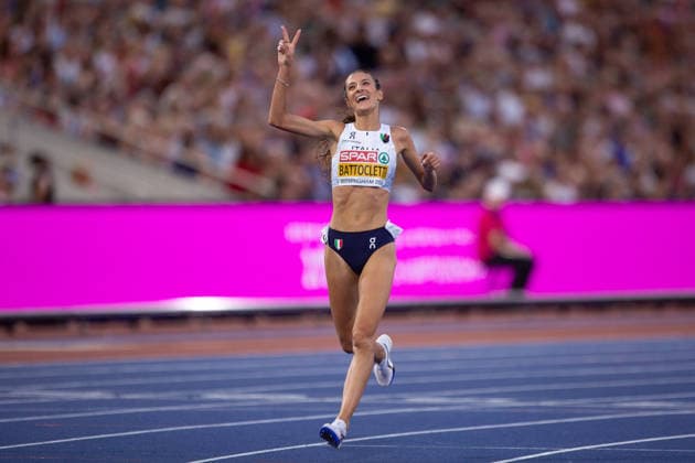 Nadia Battocletti of Italy celebrates winning the Womens 10000m at the European Atheltics Championships at Alexander Stadium in Birmingham, England (Sean Walsh Sports Press Photo)  Copyright: xSeanxWalshx Sportspressphoto_SPR206565