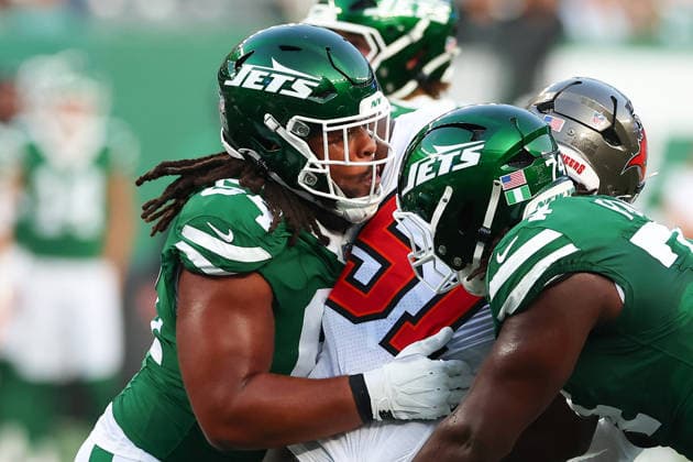 EAST RUTHERFORD, NJ - AUGUST 14: Dylan Parham 64 of the New York Jets blocks during the game against the Tampa Bay Buccaneers on August 14, 2026 at MetLife Stadium in East Rutherford, New Jersey. (Photo by Rich Graessle Icon Sportswire) NFL, American Football Herren, USA AUG 14 Buccaneers at Jets EDITORIAL USE ONLY Icon26081430549