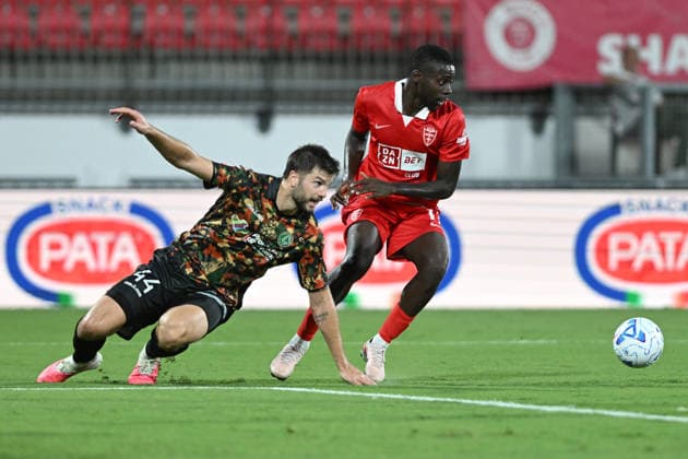OMARI FORSON, Monza, LORENCO SIMIC, Avellino, 2026-27 Coppa Italia Italian Cup, Monza-Avellino 3-0, azione, action, contrasto COPPA ITALIA 2026-27 MONZA-AVELLINO 3-0