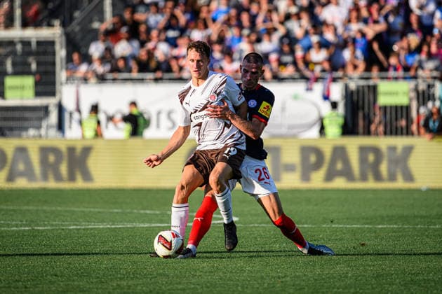 Fußball I Herren I Saison 2026-2027 I 2. Bundesliga I 2. Spieltag I Holstein Kiel - FC St. Pauli I 14.08.2026 Martijn Kaars (19, FC St. Pauli), David Zec (26, Holstein Kiel) Kiel Holstein-Stadion Schleswig-Holstein Deutschland *** Soccer I Men s I 2026–2027 Season I 2. Bundesliga I Matchday 2 I Holstein Kiel vs. FC St. Pauli I August 14, 2026 Martijn Kaars 19, FC St. Pauli, David Zec 26, Holstein Kiel, Kiel Holstein Stadium, Schleswig-Holstein, Germany Copyright: xLobecax xHenningxRohlfsx