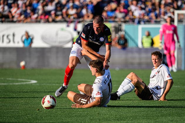 Fußball I Herren I Saison 2026-2027 I 2. Bundesliga I 2. Spieltag I Holstein Kiel - FC St. Pauli I 14.08.2026 David Zec (26, Holstein Kiel), Arkadiusz Pyrka (11, FC St. Pauli) Kiel Holstein-Stadion Schleswig-Holstein Deutschland *** Soccer I Men s I 2026–2027 Season I 2. Bundesliga I Matchday 2 I Holstein Kiel vs. FC St. Pauli I August 14, 2026 David Zec 26, Holstein Kiel, Arkadiusz Pyrka 11, FC St. Pauli, Kiel, Holstein Stadium, Schleswig-Holstein, Germany Copyright: xLobecax xHenningxRohlfsx