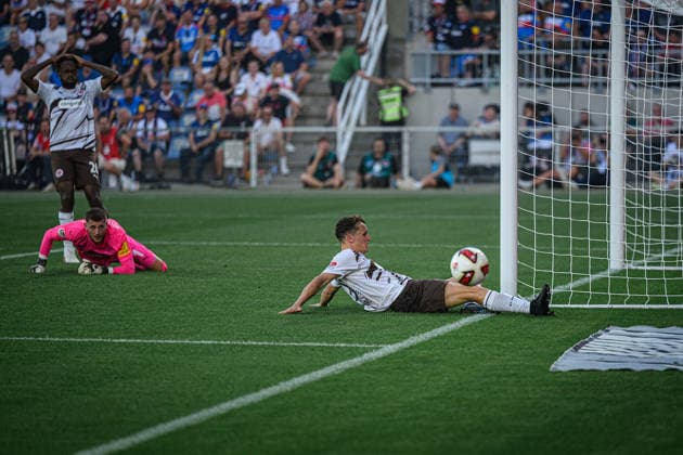 Fußball I Herren I Saison 2026-2027 I 2. Bundesliga I 2. Spieltag I Holstein Kiel - FC St. Pauli I 14.08.2026 Ricky-Jade Jones (26, FC St. Pauli), Timon Weiner (1, Holstein Kiel), Martijn Kaars (19, FC St. Pauli) Kiel Holstein-Stadion Schleswig-Holstein Deutschland *** Soccer I Men s I 2026–2027 Season I 2. Bundesliga I Matchday 2 I Holstein Kiel vs. FC St. Pauli I August 14, 2026 Ricky Jade Jones 26, FC St. Pauli, Timon Weiner 1, Holstein Kiel, Martijn Kaars 19, FC St. Pauli, Kiel, Holstein Stadium, Schleswig-Holstein, Germany Copyright: xLobecax xHenningxRohlfsx