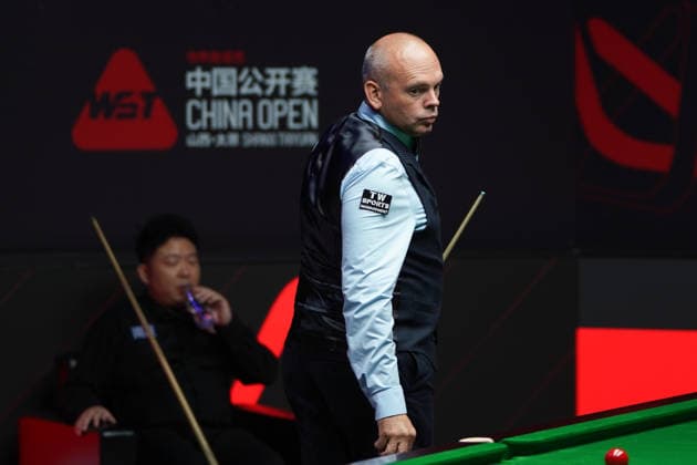 TAIYUAN, CHINA - AUGUST 14: Stuart Bingham of England chalks the cue in the Quarterfinal match against Zhang Anda of China on day 7 of the 2026 World Snooker Tour China Open at Taiyuan Binhe Sports Center on August 14, 2026 in Taiyuan, Shanxi Province of China.  Copyright: xTaixChengzhex 111660012657