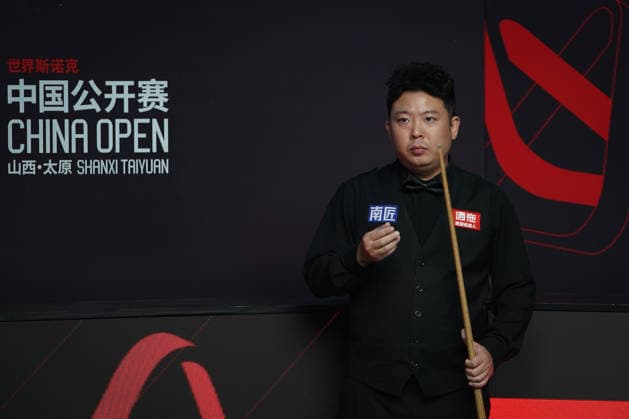 TAIYUAN, CHINA - AUGUST 14: Zhang Anda of China chalks the cue in the Quarterfinal match against Stuart Bingham of England on day 7 of the 2026 World Snooker Tour China Open at Taiyuan Binhe Sports Center on August 14, 2026 in Taiyuan, Shanxi Province of China.  Copyright: xTaixChengzhex 111660012654