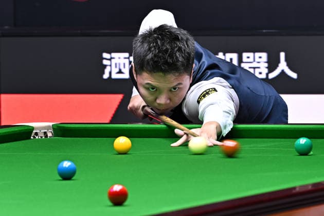 TAIYUAN, CHINA - AUGUST 14: Zhou Yuelong of China plays a shot in the Quarterfinal match against David Gilbert of England on day 7 of the 2026 World Snooker Tour China Open at Taiyuan Binhe Sports Center on August 14, 2026 in Taiyuan, Shanxi Province of China.  Copyright: xChinaxNewsxServicex 111659983820