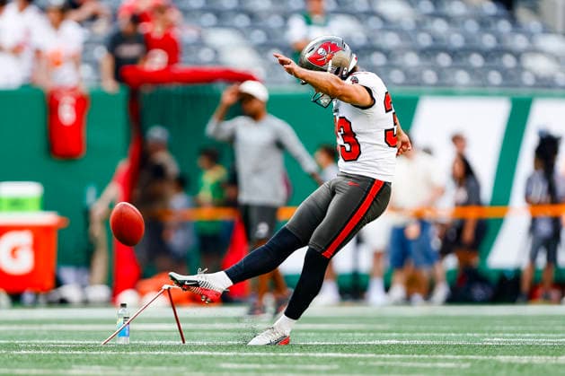 August 14, 2026: Before the game, Tampa Bay Buccaneers kicker B.T. Potter (33) warms up in a NFL, American Football Herren, USA preseason game at MetLife Stadium in East Rutherford, NJ. The Tampa Bay Buccaneers defeat the New York Jets 24-16. Cal Media East Rutherford USA - ZUMAc04_ 20260814_faf_c04_011 Copyright: xShaquanxWoodyx
