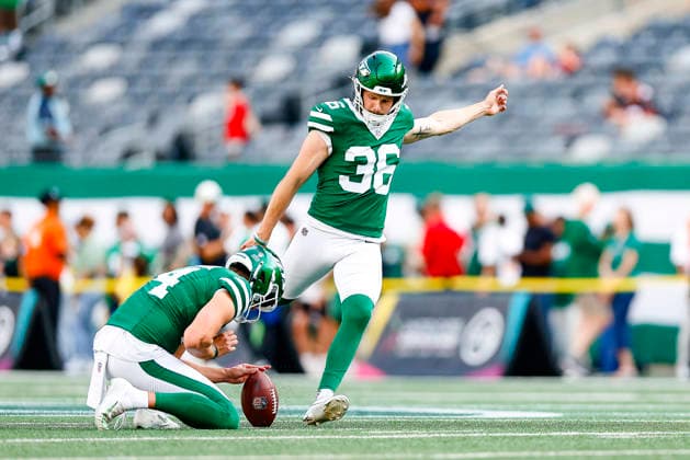August 14, 2026: Before the game, New York Jets kicker Cade York (36) warms up in a NFL, American Football Herren, USA preseason game at MetLife Stadium in East Rutherford, NJ. The Tampa Bay Buccaneers defeat the New York Jets 24-16. Cal Media East Rutherford USA - ZUMAc04_ 20260814_faf_c04_014 Copyright: xShaquanxWoodyx
